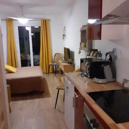 Indépendant à *
